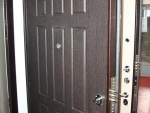 Преимущества входных металлических дверей с полимерным покрытием